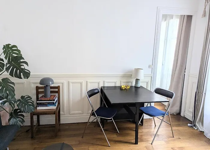 Charming Light Flat In Goncourt Παρίσι