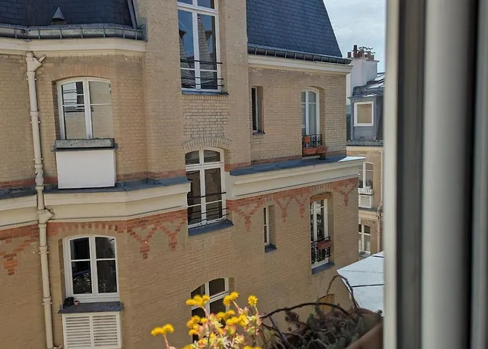 Charming Light Flat In Goncourt Παρίσι