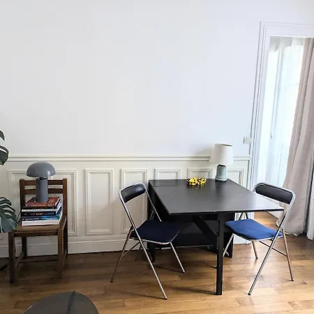 Charming Light Flat In Goncourt Paris