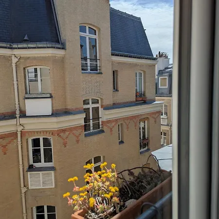 Charming Light Flat In Goncourt Paris